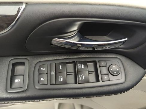 Used 2016 Chrysler Town & Country Touring-L FWD image 24