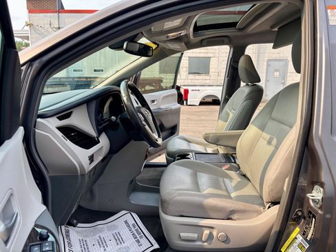 Used 2019 Toyota Sienna XLE Premium FWD image 2