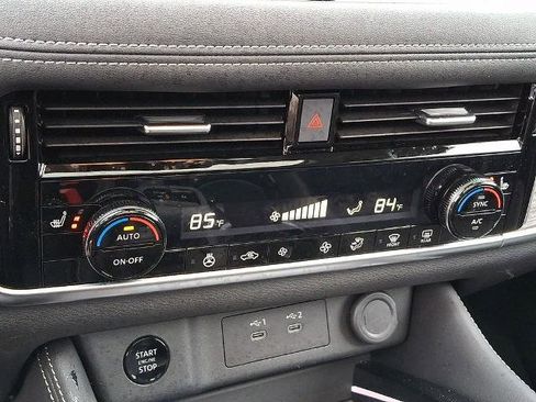 Certified 2025 Nissan Rogue Platinum image 17