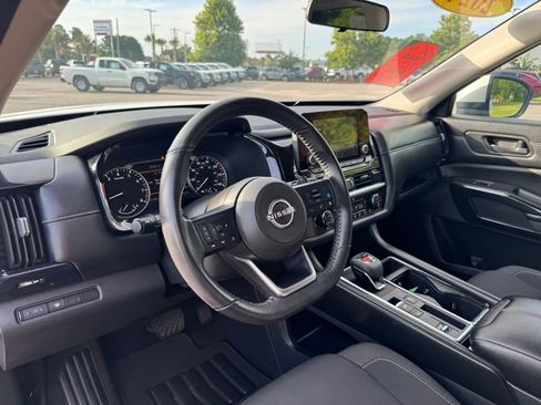 Certified 2024 Nissan Pathfinder SV image 15