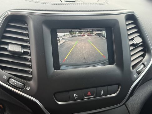 Used 2021 Jeep Cherokee Latitude Lux FWD image 12