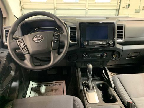 Used 2022 Nissan Frontier SV w/ Technology Package image 4