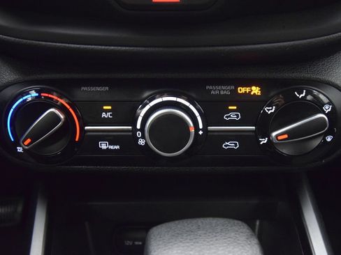 Used 2025 Kia Soul LX w/ LX Technology Package FWD image 30