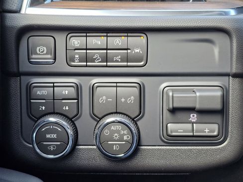 New 2026 Chevrolet Suburban High Country image 42