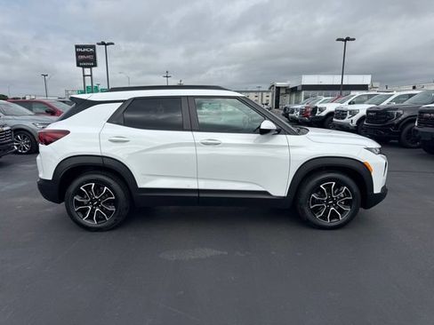 Used 2023 Chevrolet TrailBlazer ACTIV w/ Convenience Package FWD image 2