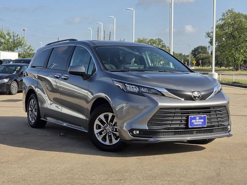 Used 2026 Toyota Sienna XLE FWD image 2