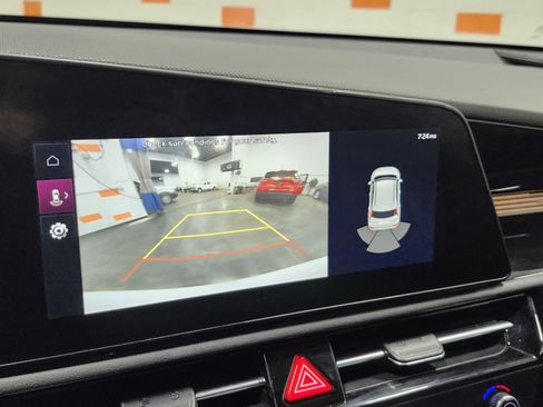 Used 2023 Kia Niro EX Touring image 4