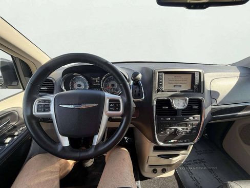Used 2015 Chrysler Town & Country Touring w/ Driver Convenience Group FWD image 16
