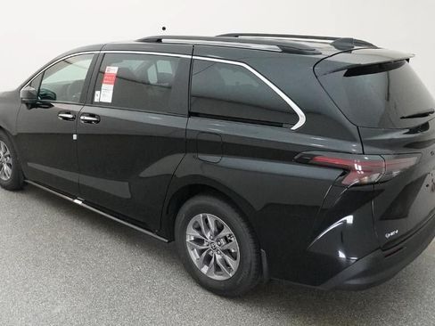 New 2026 Toyota Sienna XLE FWD image 5