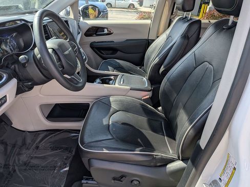 Used 2023 Chrysler Pacifica Limited image 10