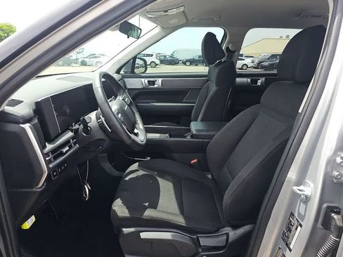 Used 2025 Hyundai Santa Fe SE FWD image 5