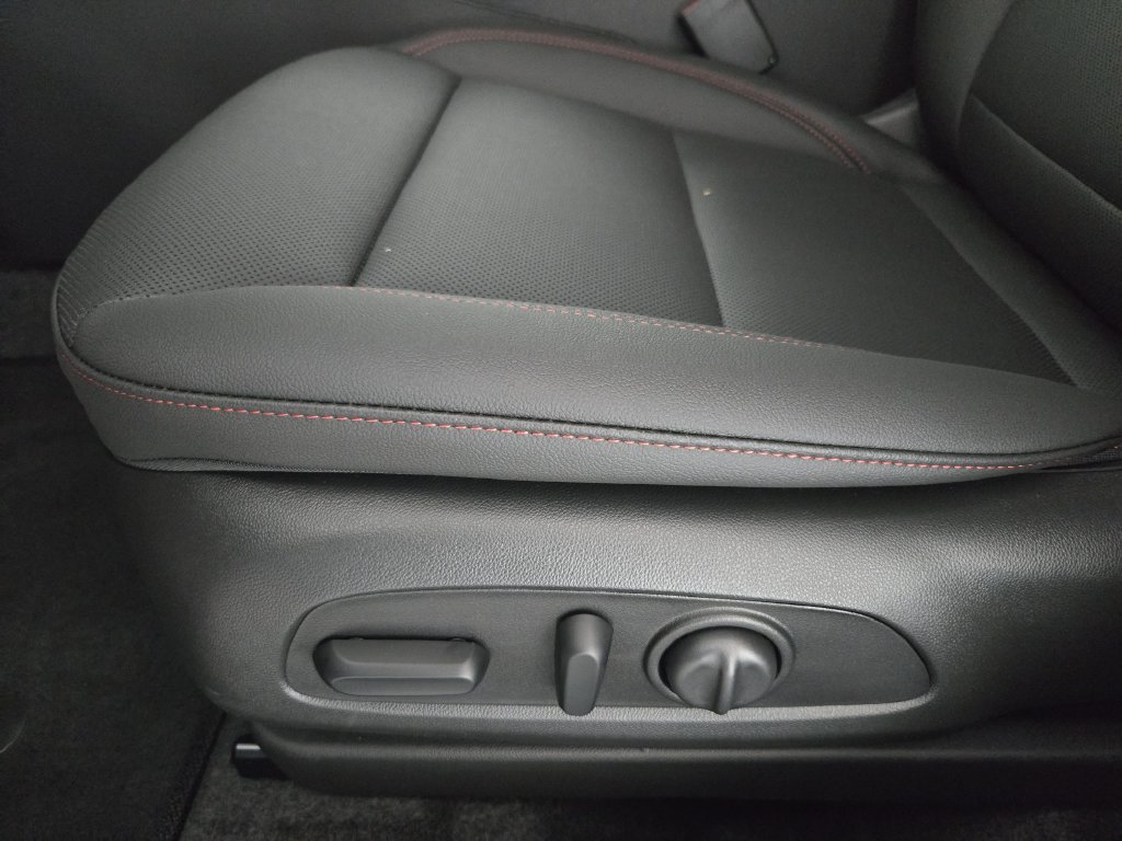 New 2026 Chevrolet Trax RS w/ Sunroof Package FWD image 26