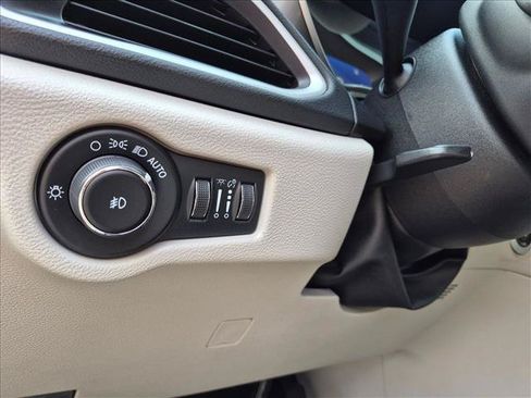 Used 2023 Chrysler Pacifica Touring-L FWD image 16