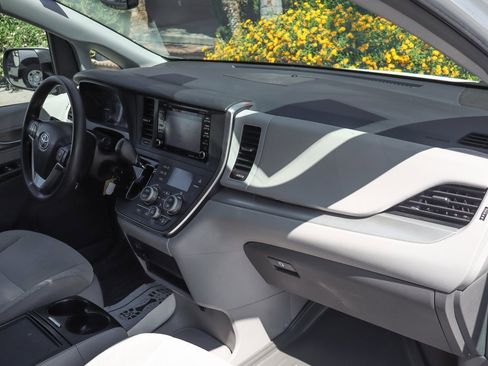 Used 2019 Toyota Sienna LE image 38