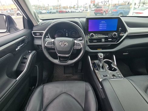Used 2023 Toyota Highlander Platinum image 9
