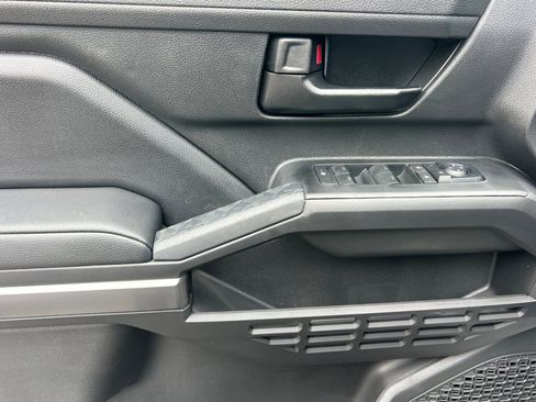 Certified 2025 Toyota Tacoma SR5 AWD/4WD image 10