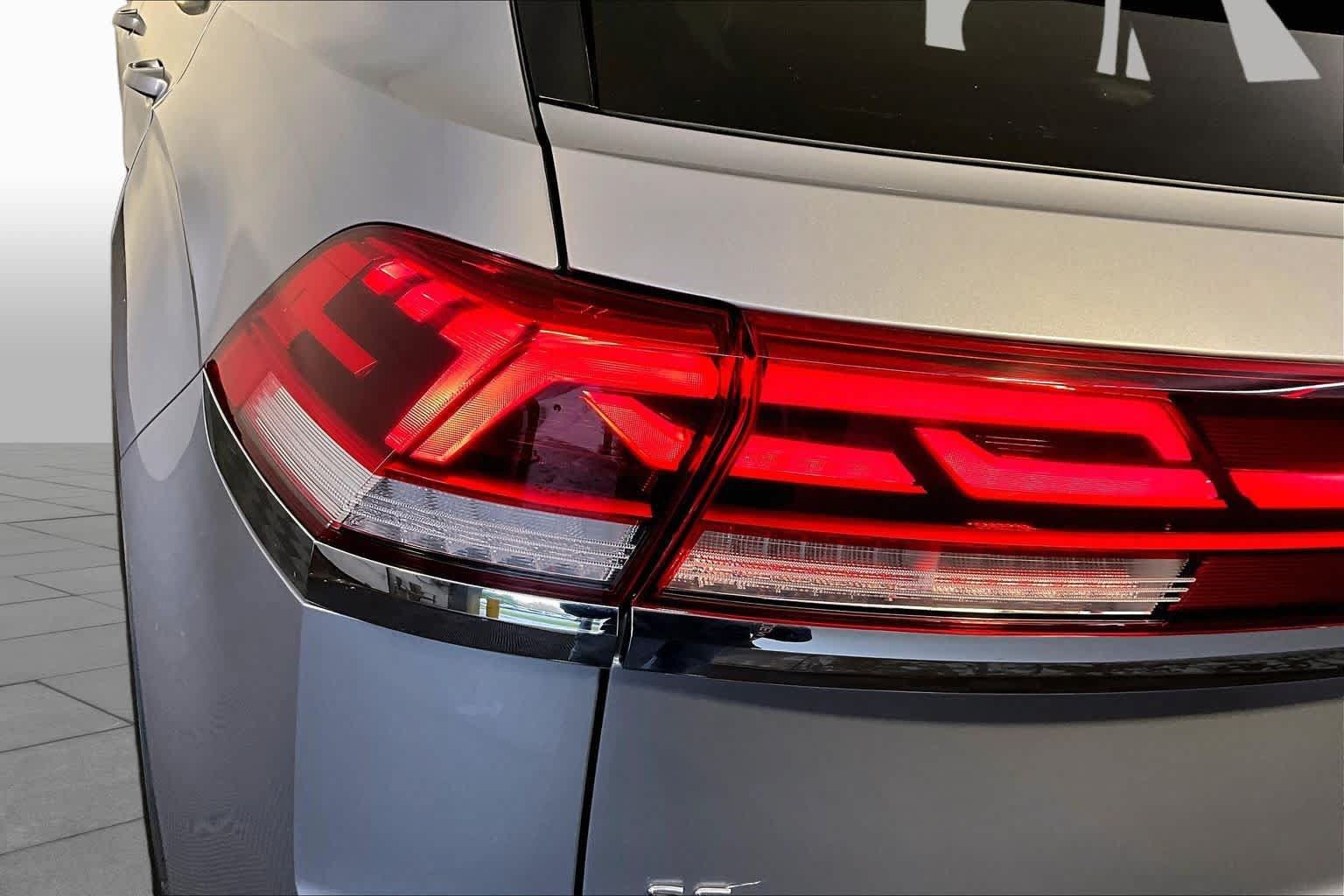 Used 2024 Volkswagen Atlas Cross Sport SE AWD/4WD image 28