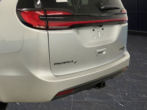 New 2026 Chrysler Pacifica Limited w/ S Appearance Package AWD/4WD image 39