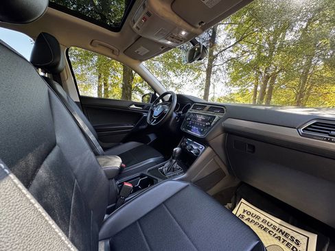 Used 2021 Volkswagen Tiguan SE w/ Panoramic Sunroof Package image 16