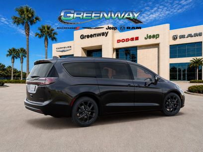 New 2026 Chrysler Pacifica Limited w/ S Appearance Package