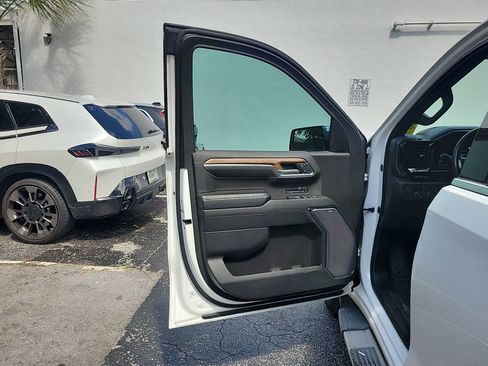 Used 2023 Chevrolet Silverado 1500 High Country w/ Technology Package image 17