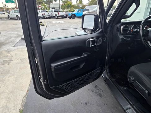 Used 2018 Jeep Wrangler Unlimited Sport w/ Technology Group AWD/4WD image 19