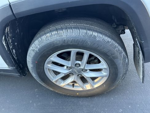 Used 2023 Jeep Grand Cherokee Laredo X image 10