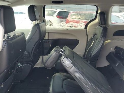 Certified 2024 Chrysler Pacifica Touring-L image 22