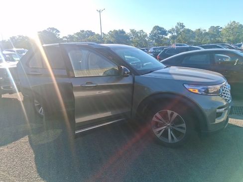 Used 2020 Ford Explorer Platinum w/ Premium Technology Package AWD/4WD image 17