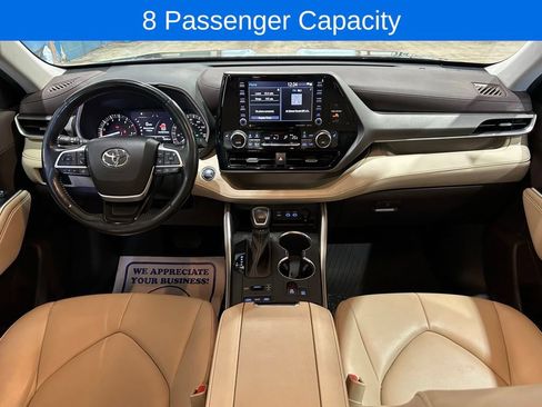 Used 2022 Toyota Highlander XLE AWD/4WD image 2