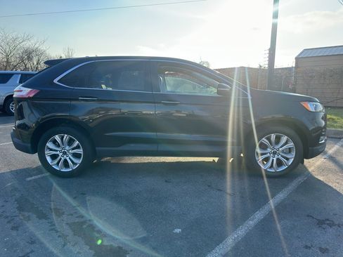 Used 2022 Ford Edge Titanium image 2
