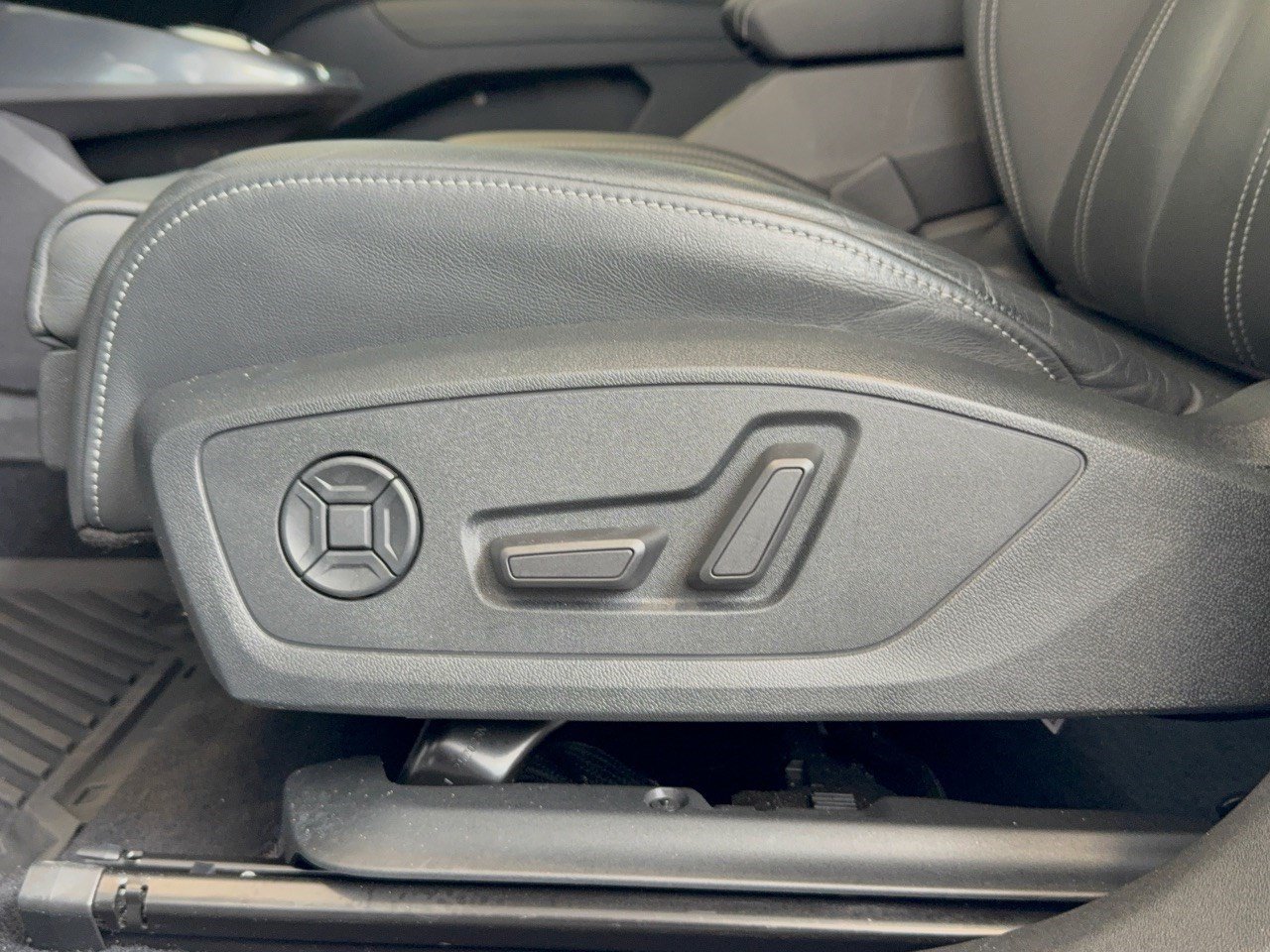 Used 2023 Audi Q4 e-tron Premium Plus w/ Premium Plus AWD/4WD image 16