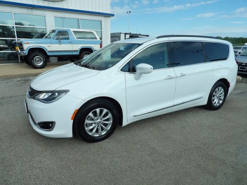 Used 2017 Chrysler Pacifica Touring-L FWD image 2