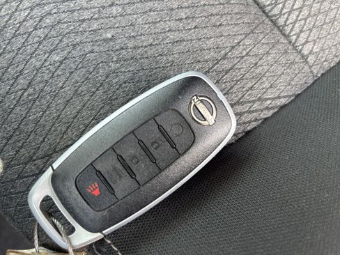 Used 2025 Nissan Rogue SV FWD image 27