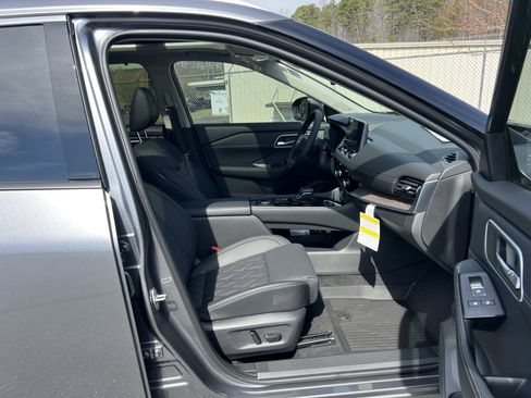 New 2026 Nissan Rogue Platinum image 24