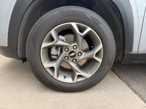 Used 2025 Chevrolet Trax LT FWD image 29