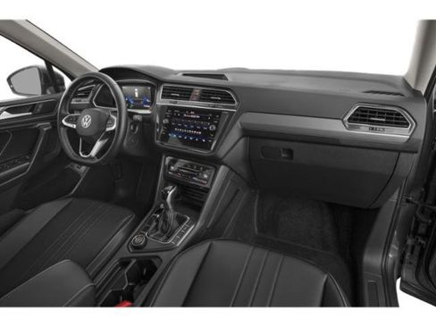 Used 2023 Volkswagen Tiguan SE w/ Panoramic Sunroof Package image 18