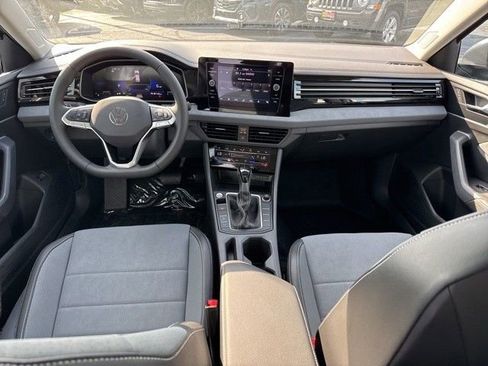 Used 2025 Volkswagen Jetta SE FWD image 9