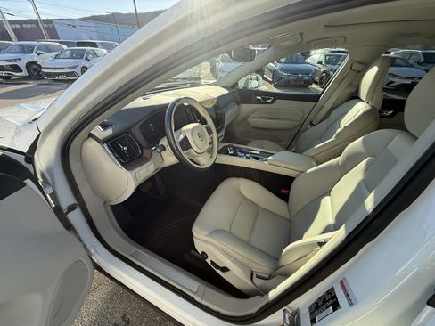 Used 2022 Volvo XC60 B5 Momentum w/ Climate Package image 10