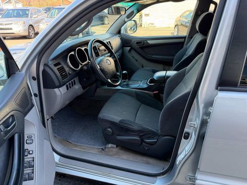 Used 2005 Toyota 4Runner SR5 AWD/4WD image 6