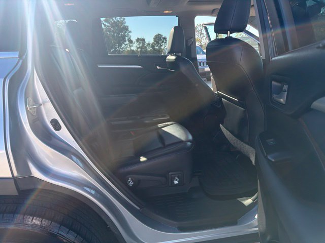Used 2014 Toyota Highlander XLE FWD image 23