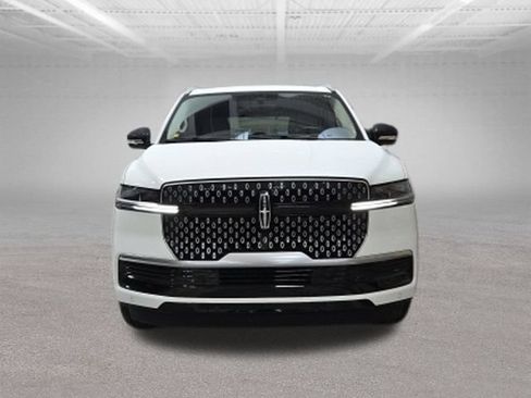 Used 2025 Lincoln Navigator Reserve AWD/4WD image 2