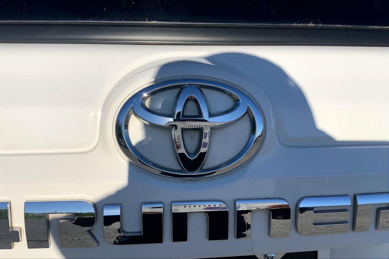 Used 2018 Toyota 4Runner SR5 Premium AWD/4WD image 30