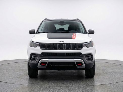 Used 2025 Jeep Compass Trailhawk AWD/4WD image 2