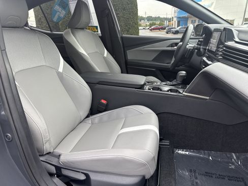 Used 2025 Toyota Camry SE FWD image 11