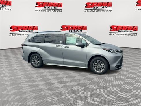 Used 2025 Toyota Sienna XLE image 4