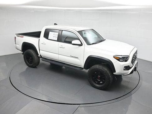 Used 2022 Toyota Tacoma TRD Off-Road w/ Technology Package AWD/4WD image 36