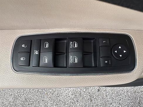 Used 2018 Chrysler 300 Limited RWD image 31