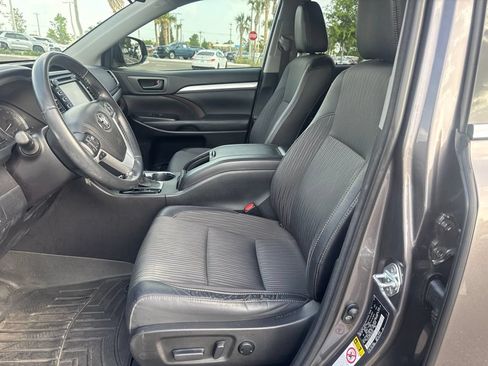 Used 2018 Toyota Highlander Plus FWD image 10