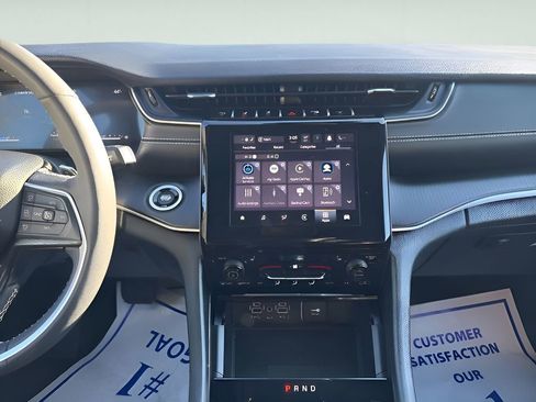 Used 2024 Jeep Grand Cherokee Altitude image 19